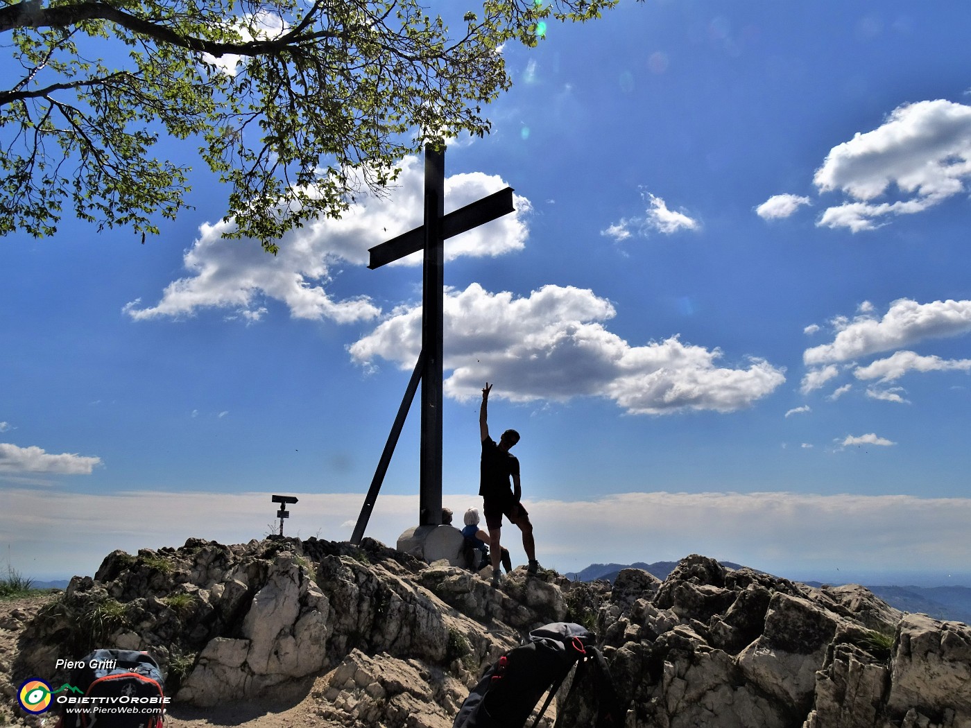 49 Alla croce di vetta del Monte Barro (992 m).JPG